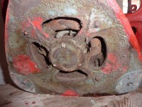 Die 4 Schrauben von unten und der Lagerdeckel genau wie E57