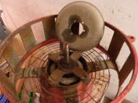 Der Schutzdeckel ist ab, man sieht das die S4 mal grau war (ich denke es war RAL 7031). Zu erkennen sind die 4 Teilgewindestangen mit denen die Sirene zusammengeschraubt ist M4 X ?lang