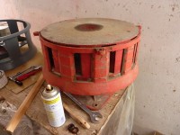 Den Rotor abziehen ohne Ansatzmöglichkeit für einen Abzieher war so ne Sache...<br />Mutter ab und reichlich WD40 auf die Welle. Dann durchs &quot;Fliegengitter&quot; mittels eines Holzstabes ein paar Schläge von unten auf den &quot;Windmacher&quot; der hob sich und ich konnte zwei Schraubenzeiher ansetzen. Vorsichtig ging er dann tatellos ab