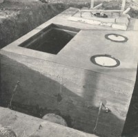 Vorne der Drucklufttank. Revisionsöffnung in den Bunker.