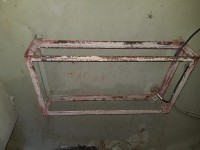 Batteriehalterung. Diese wurden schon entfernt.