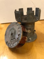 Der Rotor hat trotz der ganzen Wuchtbohrungen eine große Unwucht