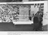 auf eben jener polizeiausstellung war auch der warn- und alarmdienst mit einem stand vertreten. in dem buch findet sich ein bild dazu. auf der rechten seite vom foto erkennt man dachziegel! vielleicht war da ja eine E57 montiert - zum greifen nahe! *g*