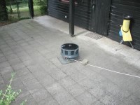 Ok, da steht sie nun und wartet auf den Test. Vorsichtshalber hab ich mal einen Pflasterstein auf die Leitung gelegt und die Terrasse gekehrt - das Ding soll ja einen großen Sog erzeugen...