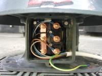 Das Kabel ist nur provisorisch angeklemmt, weil die Sirene sowieso noch zerlegt wird. Der Nullleiter liegt nutzlos an der Seite, den anderen Adern hab ich Kabelschuhe angezogen.