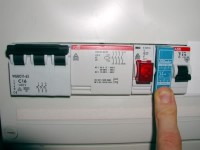 Von links nach rechts: 3pol. Sicherungsautomat, Schütz, Kontrollleuchte, Taster (mit meinem Finger), Schalter (ist eigentlich ein Sicherungsautomat - habe noch keinen Schalter für Hutschienenmontage gefunden) Die Steuerspannung für das Schütz wird aus der oberen Automatenreihe entnommen, die hier nicht zu sehen ist.