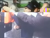 Die Lehrer (die gleichzeitig Luftschutzwarte sind) möchten den Alarm aufrecht erhalten, während die Inspektoren Entwarnung geben wollen. Es kommt zum Handgemenge am Schalter...