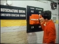 Die Inspektoren sind von Nietnagel im Schutzraum eingesperrt worden, worauf dieser dann Luftalarm auslöst, um die anstehende Klassenarbeit zu verhindern.