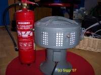 Auf Bild zwei ist zum Größenvergleich ein Feuerlöscher daneben gestellt.