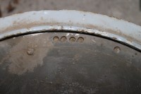 und dann noch die Bohrungen, anscheinend haben sie zuviel weggenommen, s. Schraube links