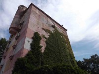 der &quot;felsen&quot; ragt hoch hinaus in den himmel über leverkusen.........