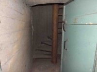 die gassichere panzertüre im obersten geschoss die zur wendeltreppe durch die 3 meter dicke abschlussdecke in den beobachtungsbunker führt.........