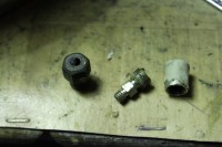 unterer Schmiernippel, Staufferbuchse, Deckel noch mit Uraltfarbe
