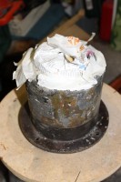 Motorgehäuseunterseite nach dem Bohren und Gewindeschneiden. Damit keine Späne in die Wicklungen geraten, mit Papier und Malerkrepp verschlossen.