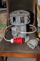 der etwas antiquierte Originalstecker musste als Erster wegen des Tests weichen