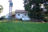 Genau hier, vor dem Gebäude und links von dem Tank