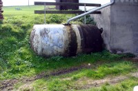 Ehemaliger Presslufttank der HLS Sanspareil in der Nähe des ehemaligen Standortes der HLS Limmersdorf, jetzt Regenwasser-Auffangbehälter: