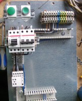 Zuerst werden die Kabelkanäle eingebaut und dann Verkabelt. Für den Laststrom habe ich 6mm² und für die Steuerung 1,5mm² Kupferleitung verwendet. Es handelt sich dabei um Massivdrahtleitungen.