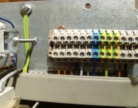Die Montageplatte wird mit einer M8-er Schraube und mit 6mm² massivdraht geerdet.