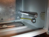 Das Schaltkastengehäuse ist zusätzlich mit diesem Kabelstück geerdet. Die Schrauben, welche die Montageplatte festhalten sind zwar auch aus Metall, was die elektrische Verbindung zwischen Montageplatte und Schaltkastengehäuse sicher stellt, doch ich wollte es der Vollständigkeit wegen nicht weg lassen.