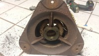 Motor von unten. Kein schöner Anblick.
