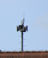 HLS Wien Hietzing 2.jpg (21.59 KiB) 5143 mal betrachtet ... und hier in voller Größe. Deutlich erkennbar die Antenne zur Auslösung über BOS-Funk. Die Hörner überragen nur knapp die Dachkante, deshalb ist die Anlage überhaupt nicht zu sehen, wenn man vor dem Gebäude steht. - Sorry für die schlechte Bildqualität, ich musste mein Tele ganz ausreizen und das dann freihändig...