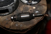 Motorwelle ist raus, vorn die besiegten Muttern