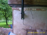 ca 30mm dicke stahlbolzen gehen durch die wand das das hält